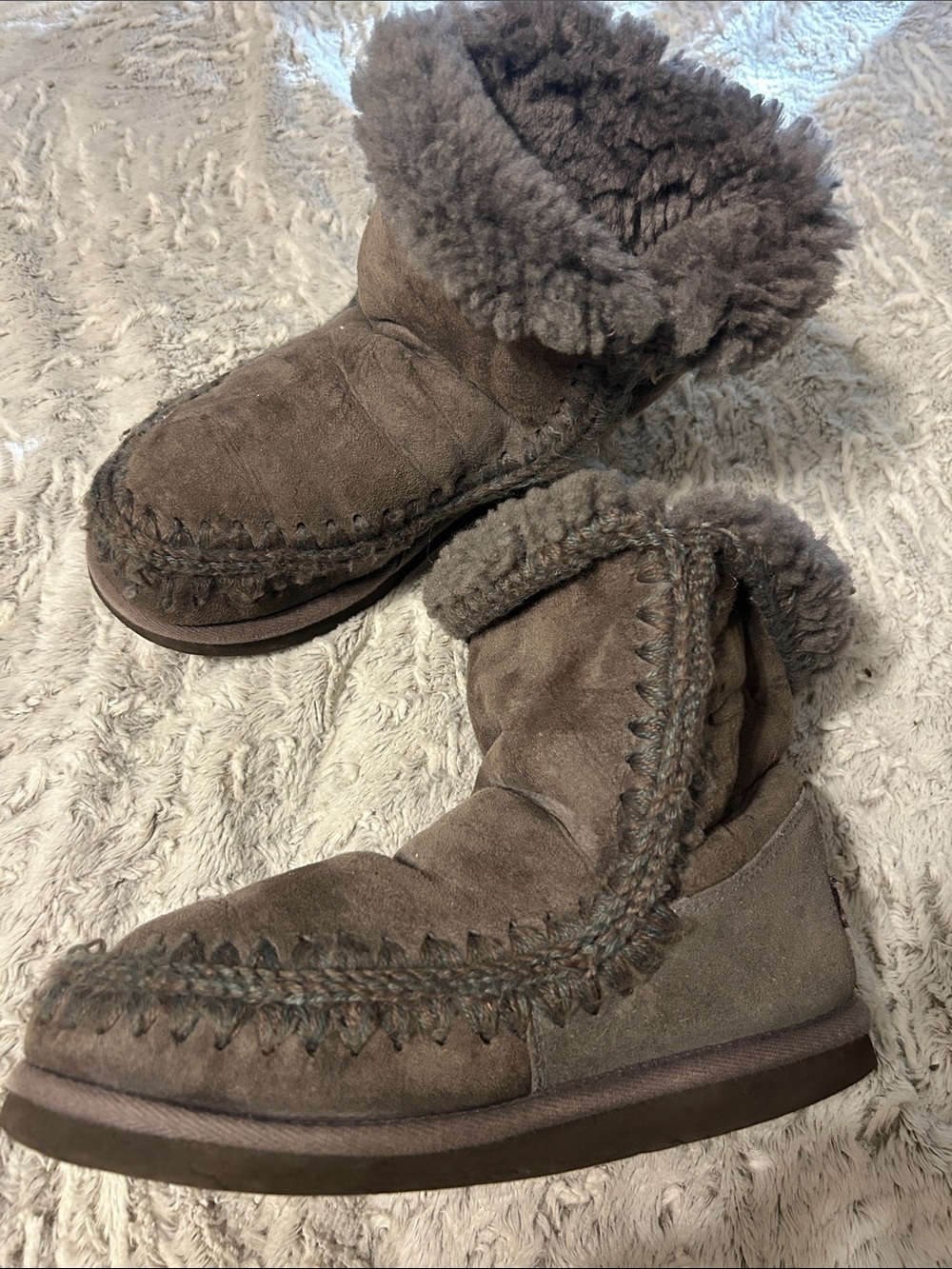 MOU Women's Cozy Shearling Lined Suede Boot in Gray